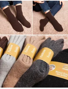 Detailansicht dicker Wollsocken in mehreren Farben, mit weicher Strickstruktur und warmer Passform.