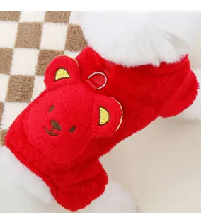 Gros plan détaillé des vêtements de chien en peluche rouge avec joli motif de tête d'ours.