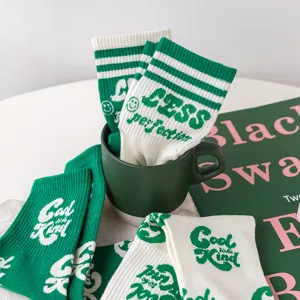 Chaussettes mi-mollet en coton rayé vert pour femmes, design mignon tendance avec lettres en maille.