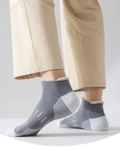 Vue détaillée de chaussettes de sport homme en coton épais, jacquard contrasté, talon.