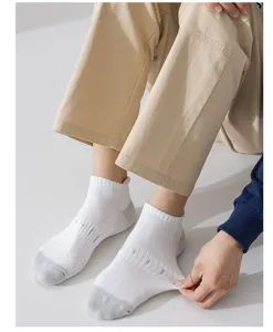 Vue détaillée de chaussettes de sport pour hommes à jacquard contrasté et éponge épaisse.