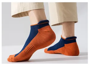 Vue détaillée de chaussettes de sport bloc-couleurs avec languette de talon pour homme.