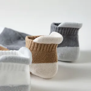 Chaussettes de sport japonaises épaissies avec patte talon et design color-block confort.