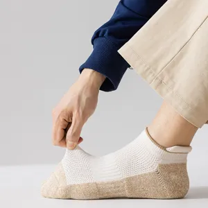 Chaussettes de sport basses pour hommes avec design color-block et coton épais pour le sport.