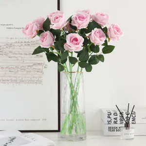 Künstlicher rosa Samtrosenstrauß in transparenter Glasvase, elegante Deko Fotografie Requisite.