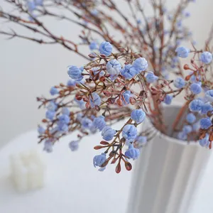 Künstliche blaue Wachsblumen Zweige und künstliche Beeren für florale Heimdekorationen.