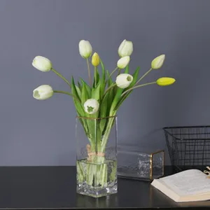 Künstlicher Tulpen Blumenstrauß in Glasvase, elegante Heimdekoration und Fotografie Requisite.
