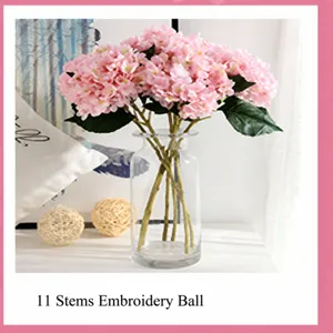 Künstliche Hortensienblumen Detailansicht, rosa Blumenstrauß in transparenter Glasvase.