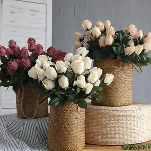 Künstliche Rosen Blumensträuße in geflochtenen Körben, Heimdekoration für Hochzeiten.