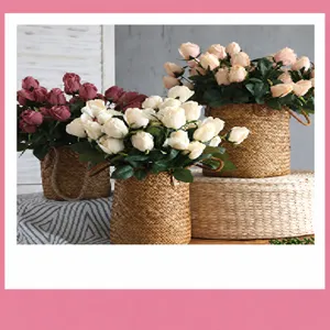 Künstlicher Rosenblumenstrauß mit gewebtem Korb als Basis für stilvolle Tischdekoration.