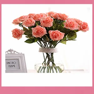 Künstlicher rosa Rosenblumenstrauß in klarem Glasvase mit Wohnkultur Fotorahmen.