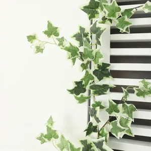 Gros plan sur les feuilles de lierre artificiel, idéal pour mariage et déco de table.