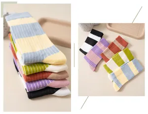Bunte gestreifte Damen Baumwollsocken im koreanisch-japanischen Stil, modische Freizeitsocken.