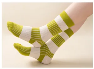 Nahaufnahme von grün-weißen gestreiften Mittelsocken im Detail, bequemer Baumwollstoff-Stil.