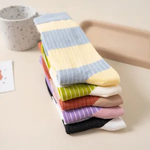 Bunte gestreifte Baumwoll-Mittelsocken für Damen, stylischer japanischer College-Stil für Alltag.