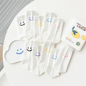 Chaussettes en coton blanc pour femmes jolies chaussettes courtes visage souriant