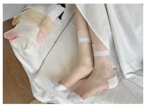 Dettaglio di calzini corti in rete traspirante trasparente con righe bianche per l'estate.