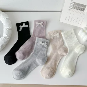 Calcetines japoneses de mujer a media pierna con lazos transparentes y punto acanalado.