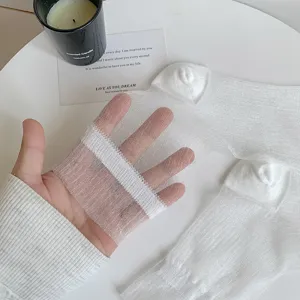Calzini corti trasparenti in rete da donna, sottili e scintillanti estivi bianchi.