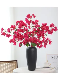 Kunstliche Bougainvillea Blumen in schwarzer Vase, lebendige rote Dekoration fur Zuhause.