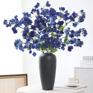 Künstliche blaue Bougainvillea Blumen im modernen schwarzen Vase für Heimdekoration.