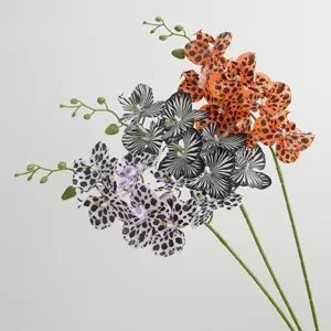 Rami di orchidea Phalaenopsis artificiali con stampa leopardata per decorazioni e feste.