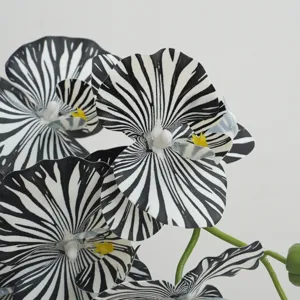Fiori di orchidea artificiali a 7 teste con stampa zebrata per decorazioni domestiche e feste.