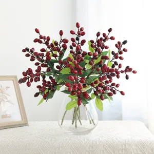Kunstmatige rode bessen takken nep bloemen in glazen vaas voor thuis bruiloft decor hoofdfoto