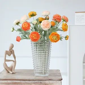 Bouquet di fiori di ranuncolo floccati artificiali in vaso di vetro trasparente