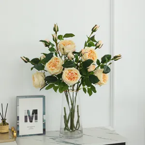 Bouquet di rose artificiali Austin con vaso in vetro trasparente, elegante decoro.