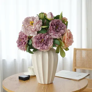 Bouquet de pivoines artificielles en vase en céramique, décoration d'intérieur vintage.