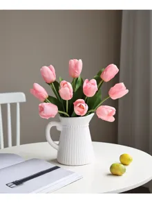 Dettaglio di composizione floreale di tulipani rosa artificiali in vaso di ceramica