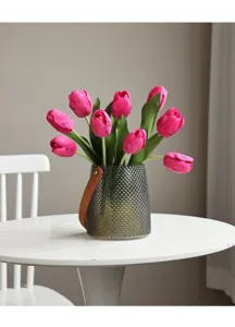 Bouquet di fiori di tulipani artificiali in vaso di vetro testurizzato per decorare