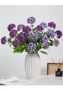 Kunstmatige hortensia bloemboeket in keramische vaas voor woondecoratie en feestelijke opstelling.