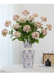 Kunstmatige roze hortensia bloemen in blauwwitte keramische vaas voor woonkamer decoratie