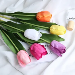 Bouquet di tulipani artificiali al tatto reale fiori per decorazioni casa nozze fotografia