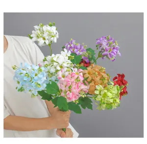 Dettaglio di un bouquet di ortensie artificiali in stile nordico, composizione floreale.