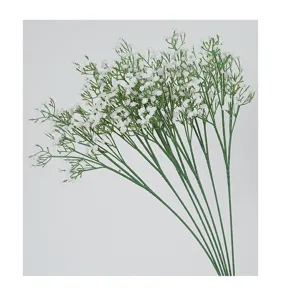 Vue rapprochée d'un bouquet de fleurs artificielles de gypsophile à tiges vertes pour la déco.