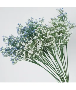 Détail de gypsophile artificielle bleue et blanche, idéale pour arrangement floral.