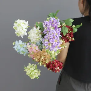 Colorato bouquet di ortensie artificiali con bacche per decorazione tavola, casa e matrimonio.