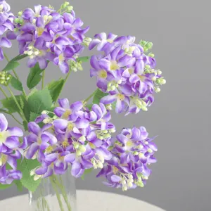 Bellissimo bouquet di ortensie artificiali viola con bacche per decorazione tavola matrimonio