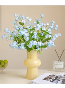 Bouquet di fiori artificiali non ti scordar di me blu in vaso di ceramica gialla per casa.