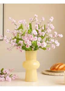 Bouquet di fiori rosa artificiali in vaso giallo decorazione per la casa composizione floreale dettaglio