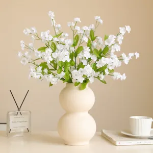 Bouquet di fiori bianchi artificiali in vaso di ceramica per decorazioni casa e matrimoni.