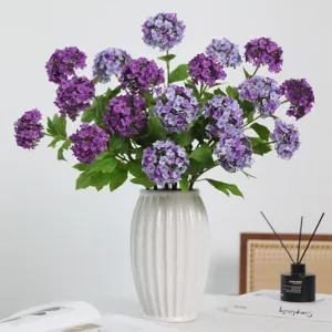 Kunstmatige hortensia bloemboeket met keramische vaas voor mooie huis decoratie