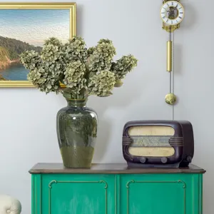 Ortensie artificiali in vaso di vetro decorazione d'interni vintage composizione floreale.
