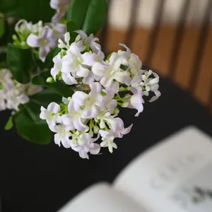 Künstlicher Duftblütenzweig mit grünen Blättern für Heimdekoration und Blumenarrangements.