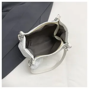 Korean fashion large capacity tote bag for women, new casual commuting single shoulder underarm bag.