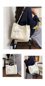 Vista dettagliata della borsa tote in tela stile coreano con motivo a stelle e ciondolo.