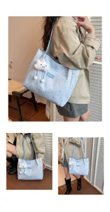 Borsa shopper blu chiaro con motivo a stelle e ciondolo nuvola di peluche, grande borsa a spalla.